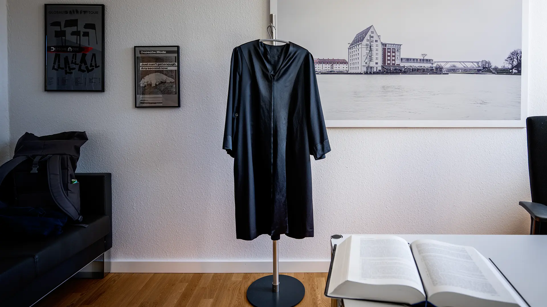 Robe auf einem Kleiderständer in einem Büro der BGM Anwaltssozietät