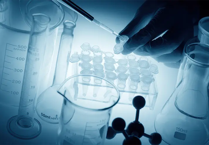 Laborarbeit mit Pipette, Reagenzgläsern und Bechergläsern