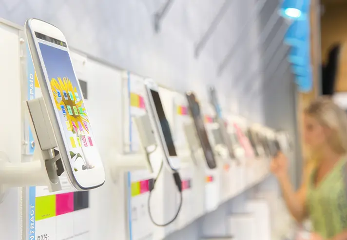 Mobiltelefone an der Wand eines Telekommunikationsshops
