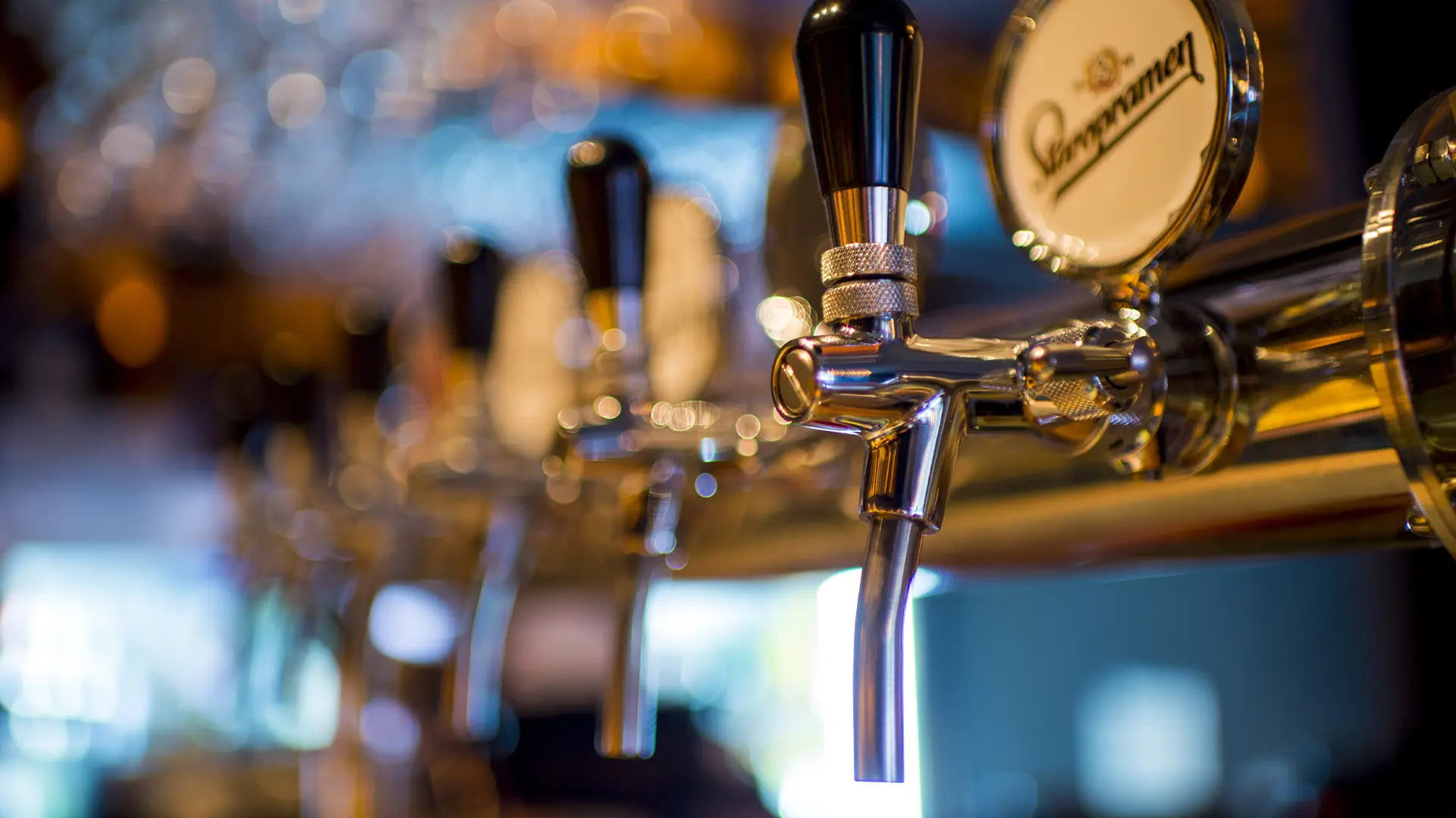 Zapfhähne in einer Kneipe