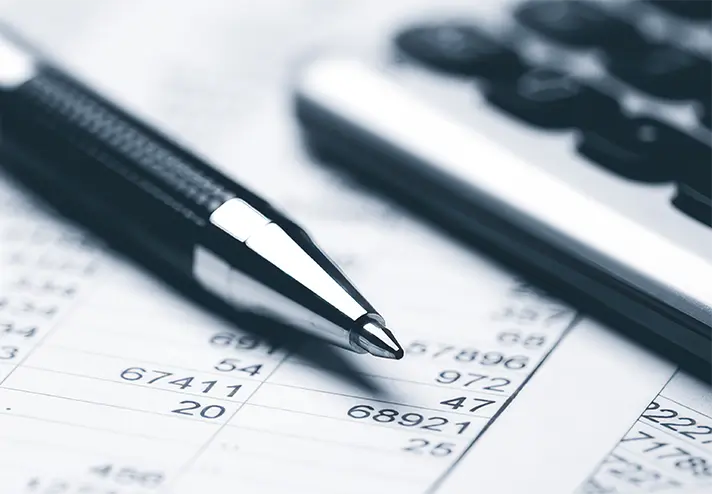 Kugelschreiber liegt auf einer Berechnung