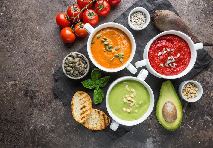 Verschiedene Suppen und Lebensmittel von oben