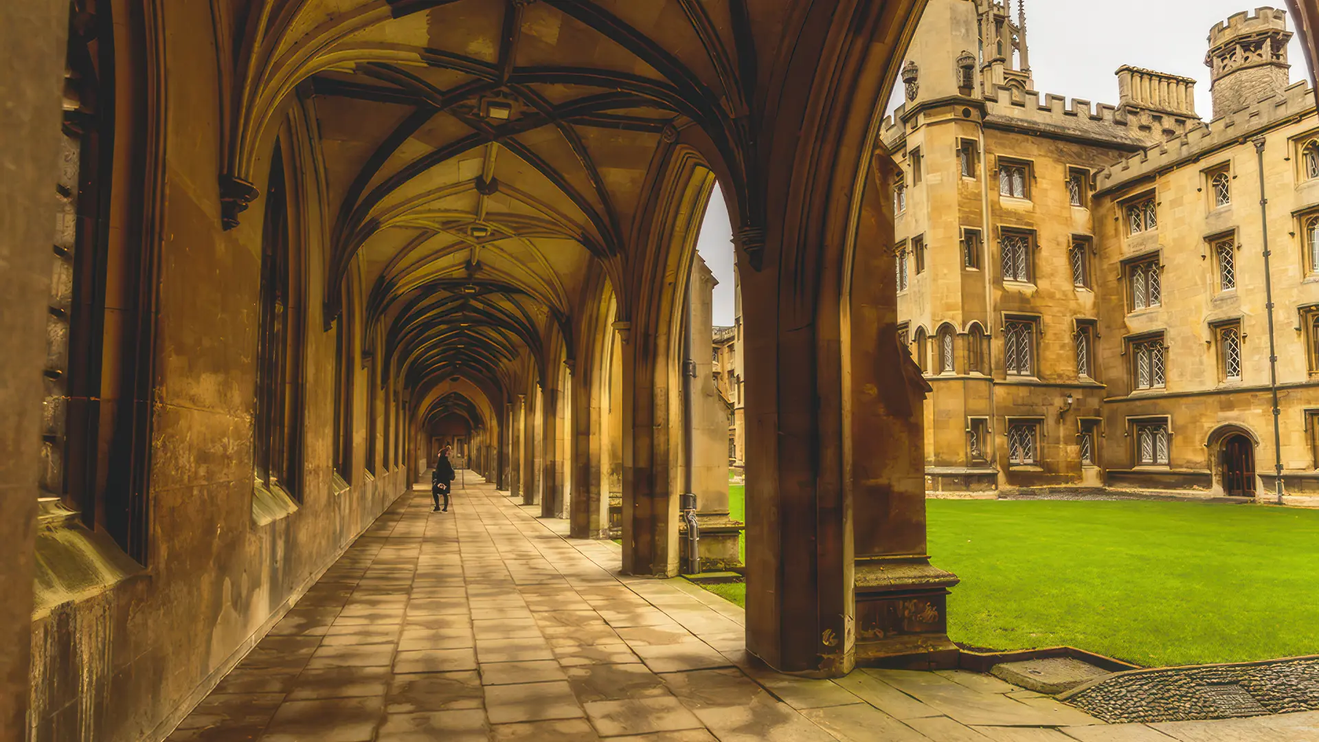 Ein Gang in einem gotischen Bau
