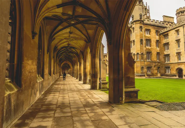 Ein Gang in einem gotischen Bau