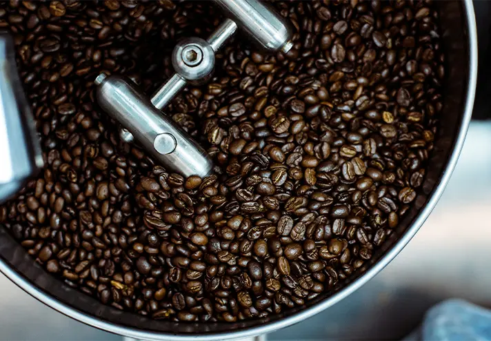 Kaffebohnen in einem Röster von oben